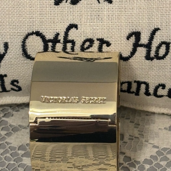 VS LIMITED EDITION SCANDALOUS CUFF BRACELET - LIKE NEW - Picture 4 of 7